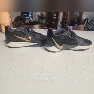 Nike Sabrina 2 Boy Sneaker Size 6.5